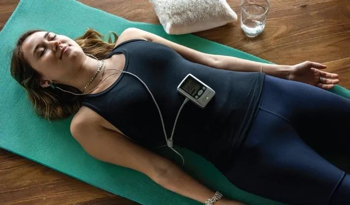 Alpha-Stim AID kullanan hasta